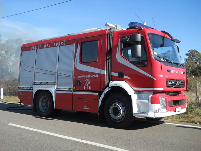 Scontro auto-mezzo pompieri: ferito un vigile del fuoco