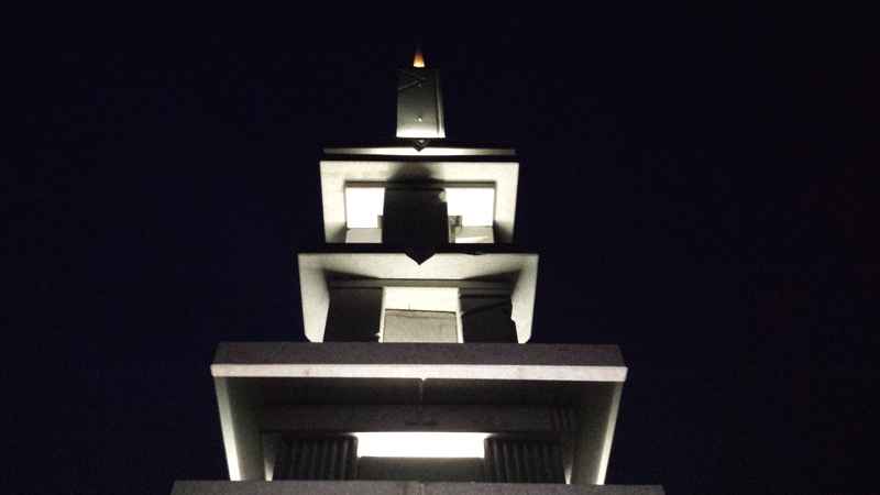 Inaugurata la Colonna di Luce: spettacolo di luci ed ombre nel cielo notturno di Golfo Aranci