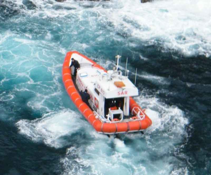 Tragedia in mare: pescatore cade dalla barca e muore