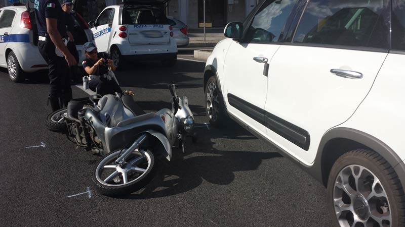 Olbia, incidente nella rotatoria di via Genova: ferito lievemente un motociclista