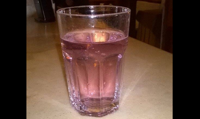 Il caso: a Budoni c'è l'acqua rosa