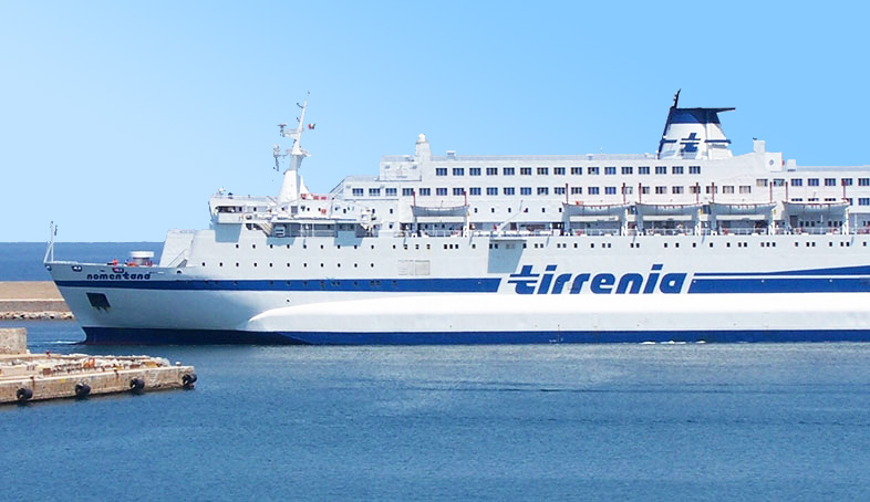 Tirrenia, 29 extracomunitari a bordo del traghetto: tensioni a bordo