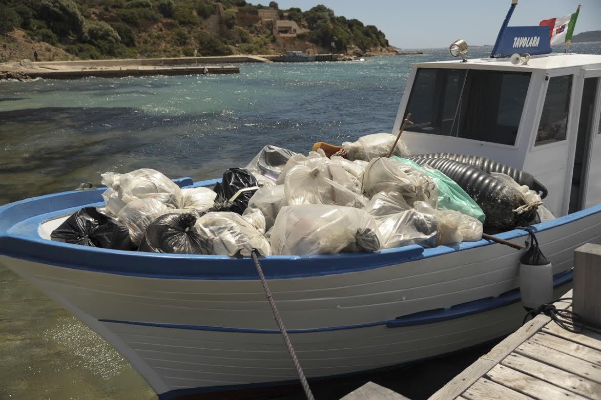 Olbia: 60 volontari ripuliscono Tavolara dai rifiuti