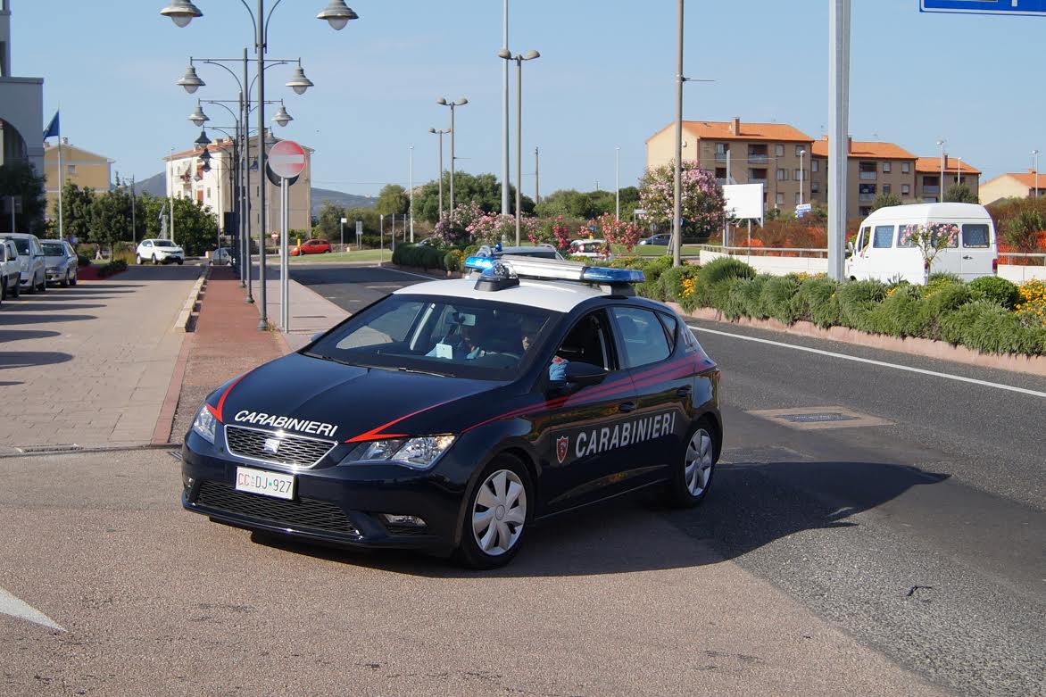 Olbia, danneggia auto con bastone e ferisce carabinieri: arrestato olbiese
