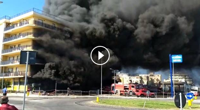 **VIDEO** Incendio Risparmio Casa: evacuato un secondo palazzo