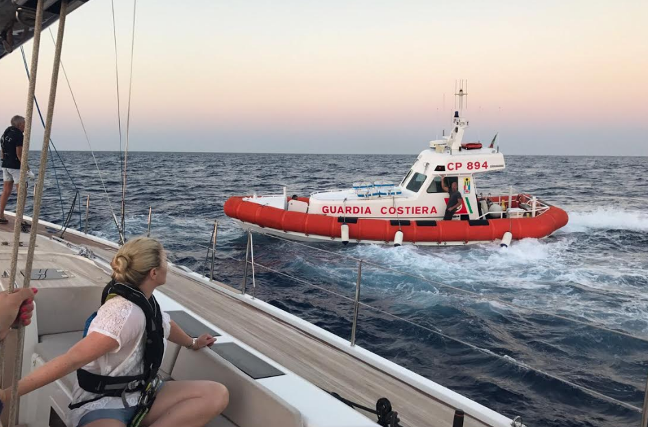Barca con 4 persone a bordo perde skipper in acqua: soccorsi immediati