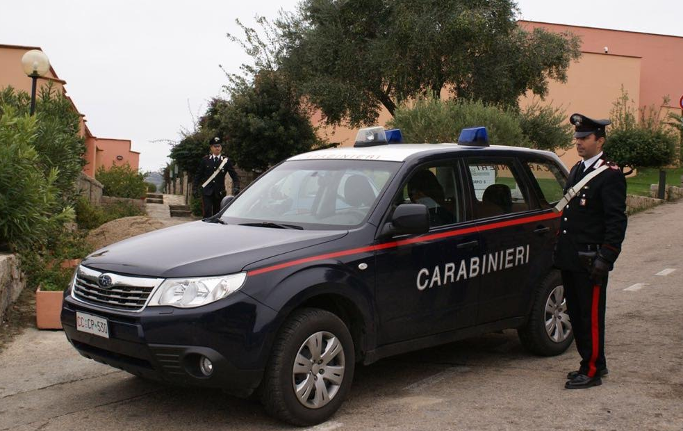 Spaccia droga e prende a testate i carabinieri: ricoverato