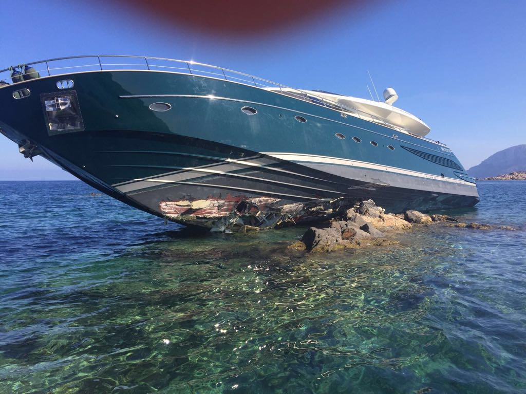 Cala Sabina: yacht sugli scogli a causa dell'àncora