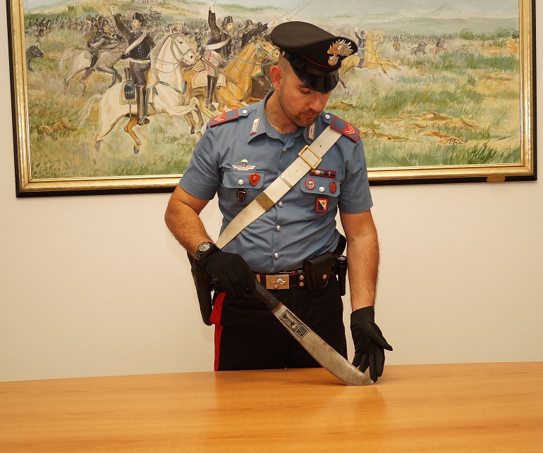 Olbia, minaccia passanti e carabinieri con machete: arrestato olbiese