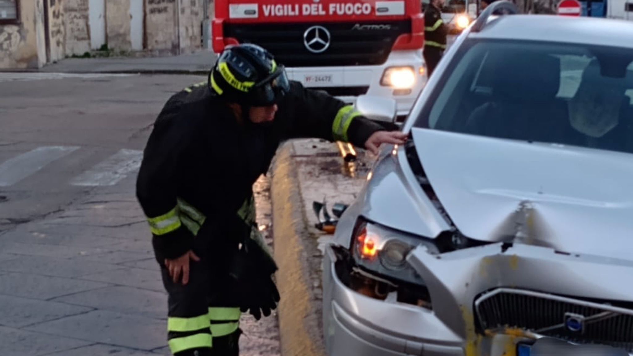 Nord Sardegna, auto contro spartitraffico: un ferito