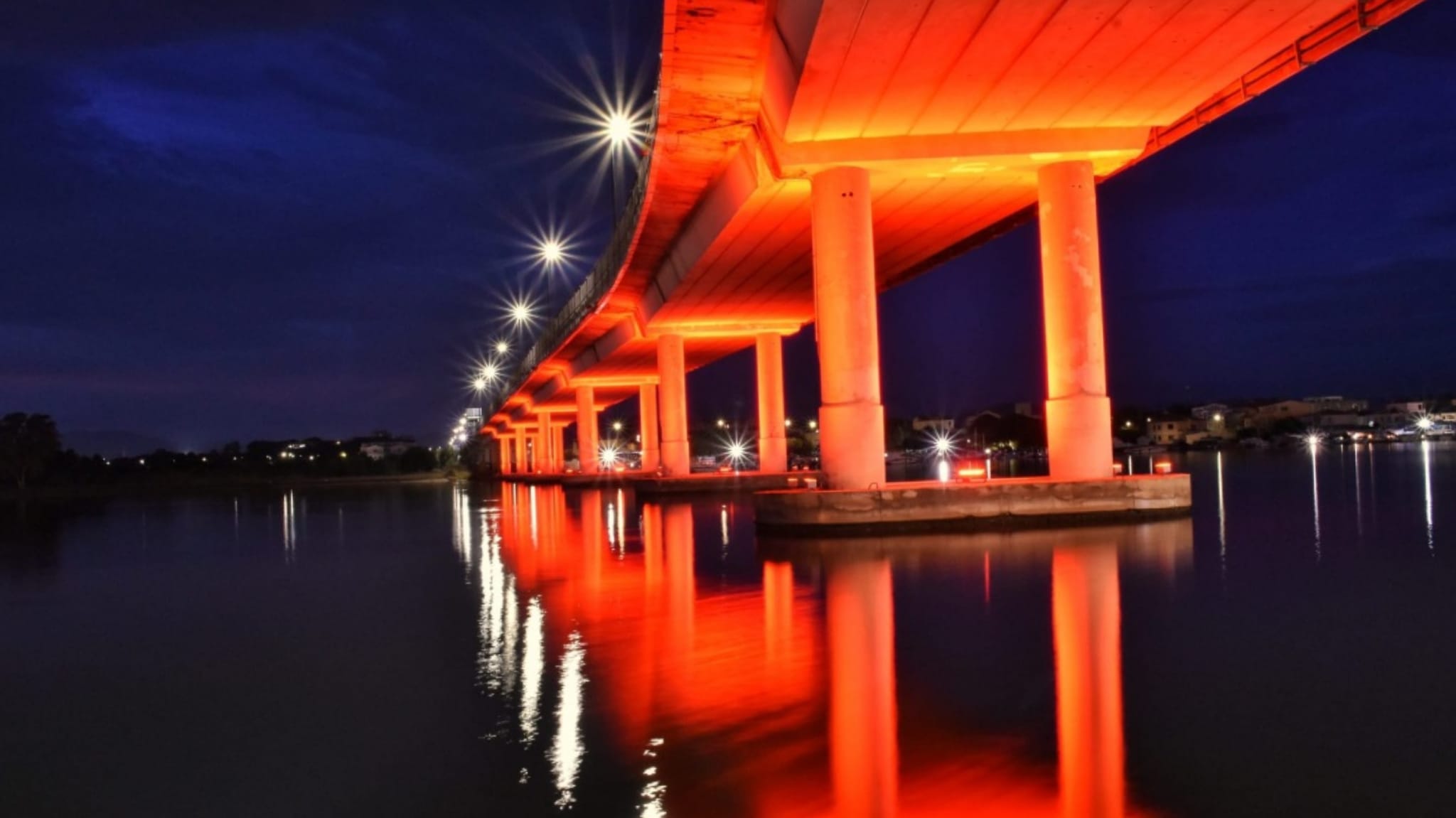 Olbia, una suggestiva foto in notturna del ponte illuminato