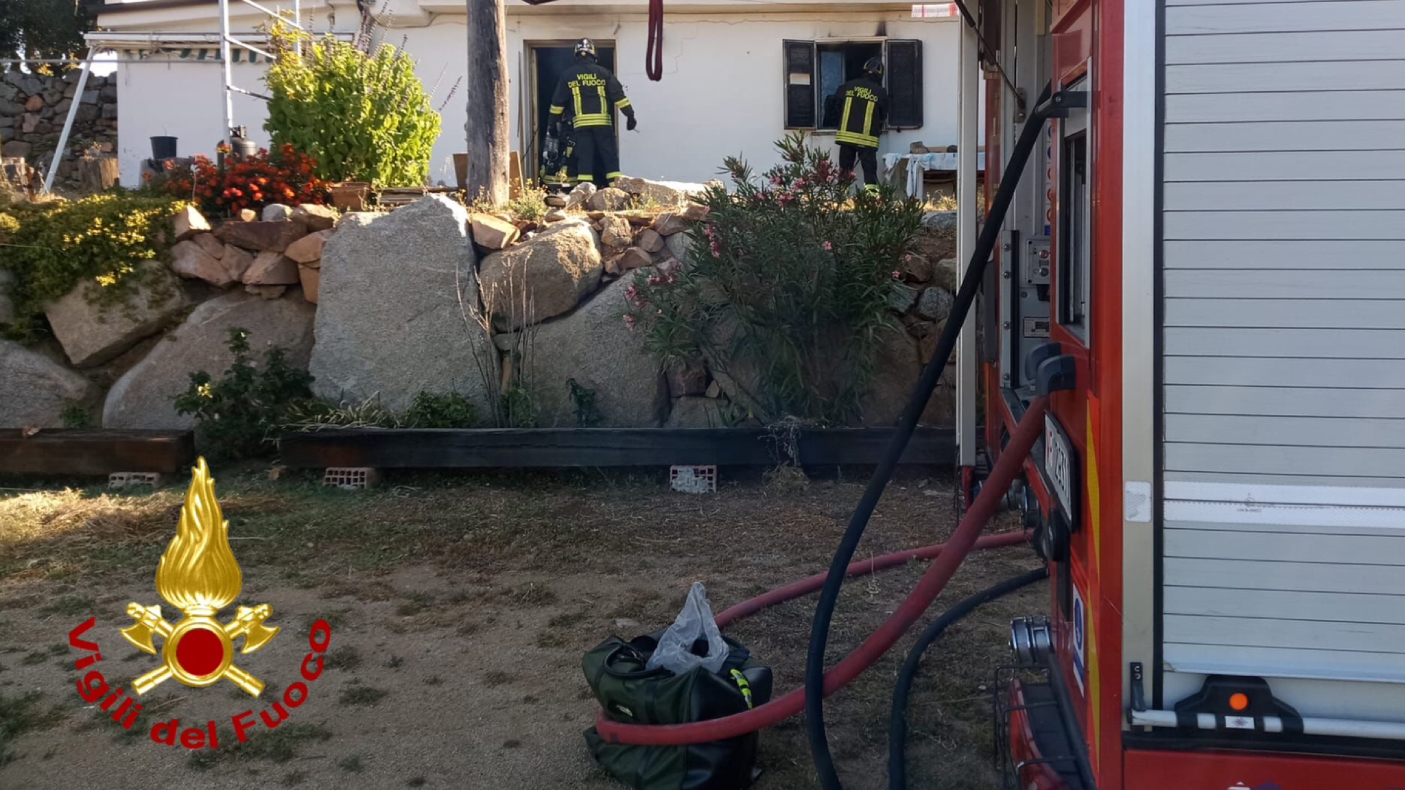 Divampa un incendio in una casa in campagna: tanti i danni ma nessun ferito