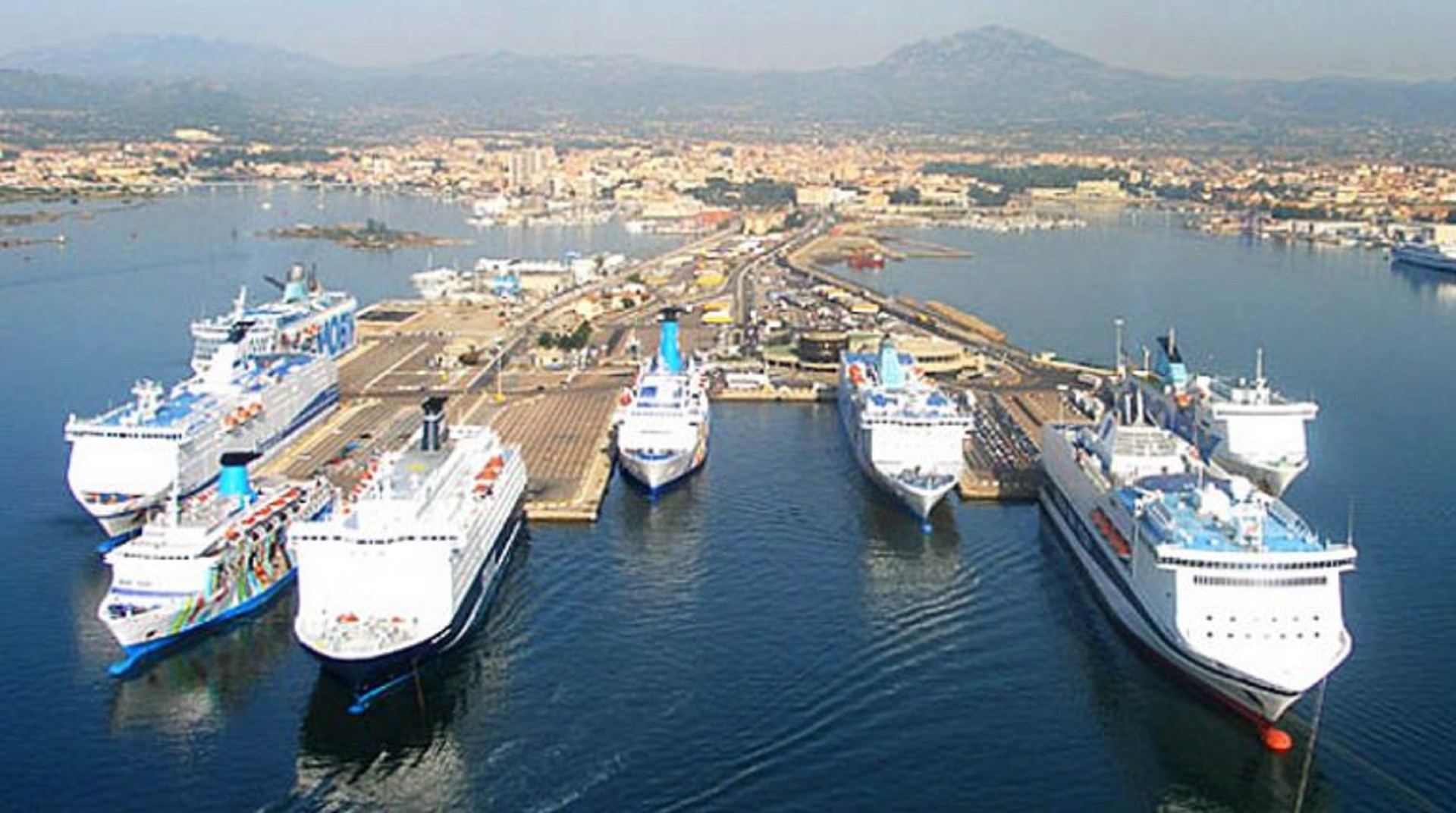 Olbia, forte vento: navi dirette a Porto Torres dirottate all'Isola Bianca
