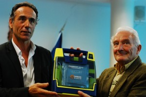 L'assessore allo Sport Pileri consegna il defibrillatore al Sindaco di Sant'Antonio di Gallura