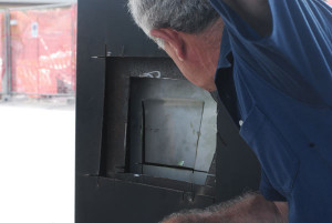 Particolare della colonnina assaltata al Beyfin di via Vittorio Veneto