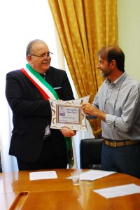 Ginetto Mattana riceve dal sindaco Giovannelli il "Premio Bontà"