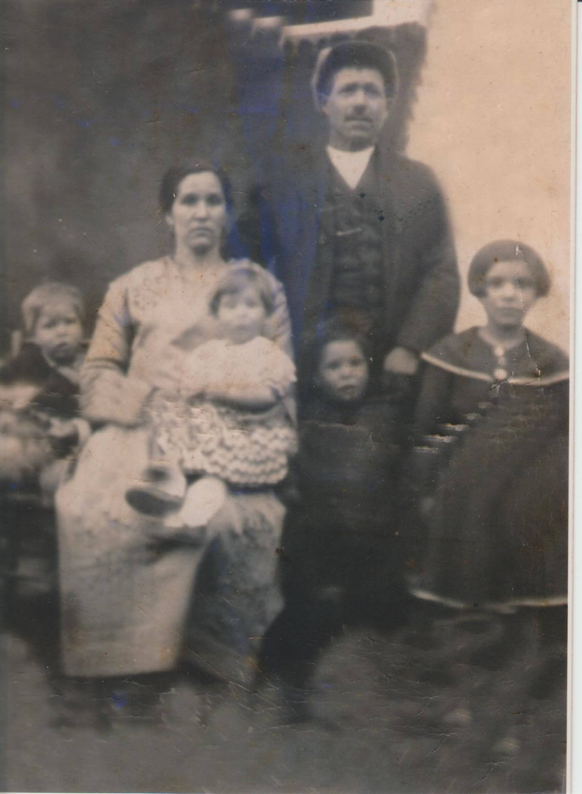 I miei nonni materni, Fedele Altana e Teresa Bacciu, con quattro dei loro sette figli, ina foto scattata negli anni trenta. La bambina a destra è mia madre, Lucia Altana.