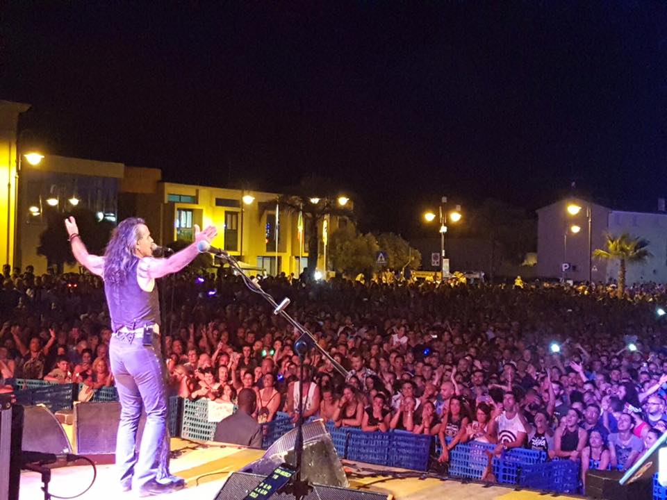 piero pelu concerto golfo aranci folla