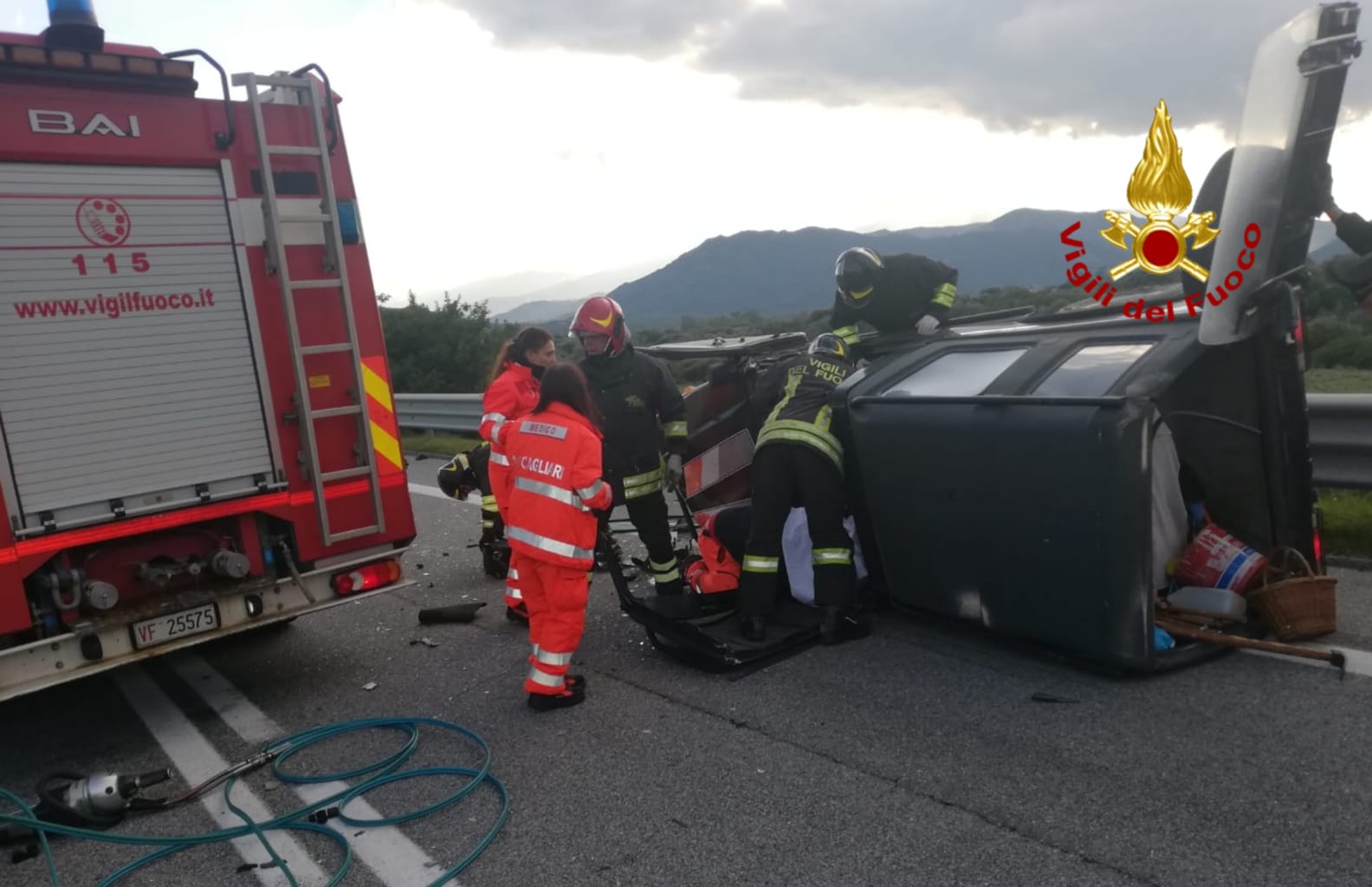 incidente stradale ss 125 var vigili del fuoco