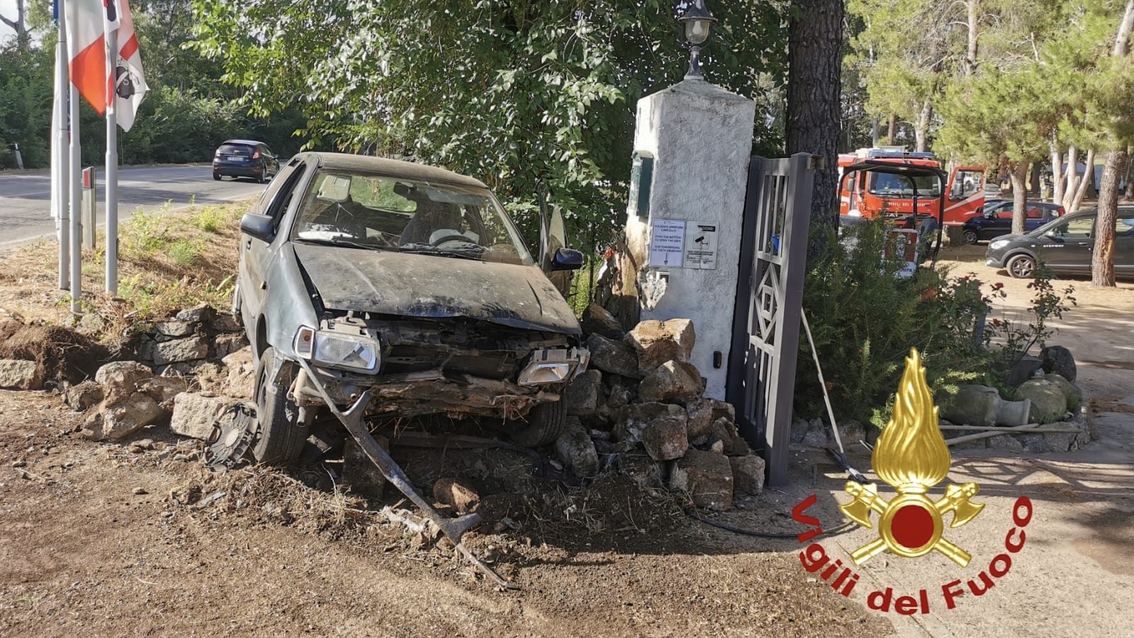 Arzachena: auto esce fuori strada e sbatte contro muretto