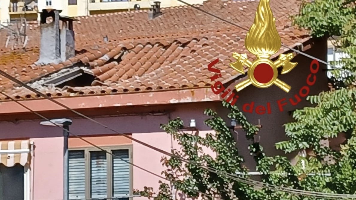 Cede il tetto di una palazzina: cinque persone sgomberate