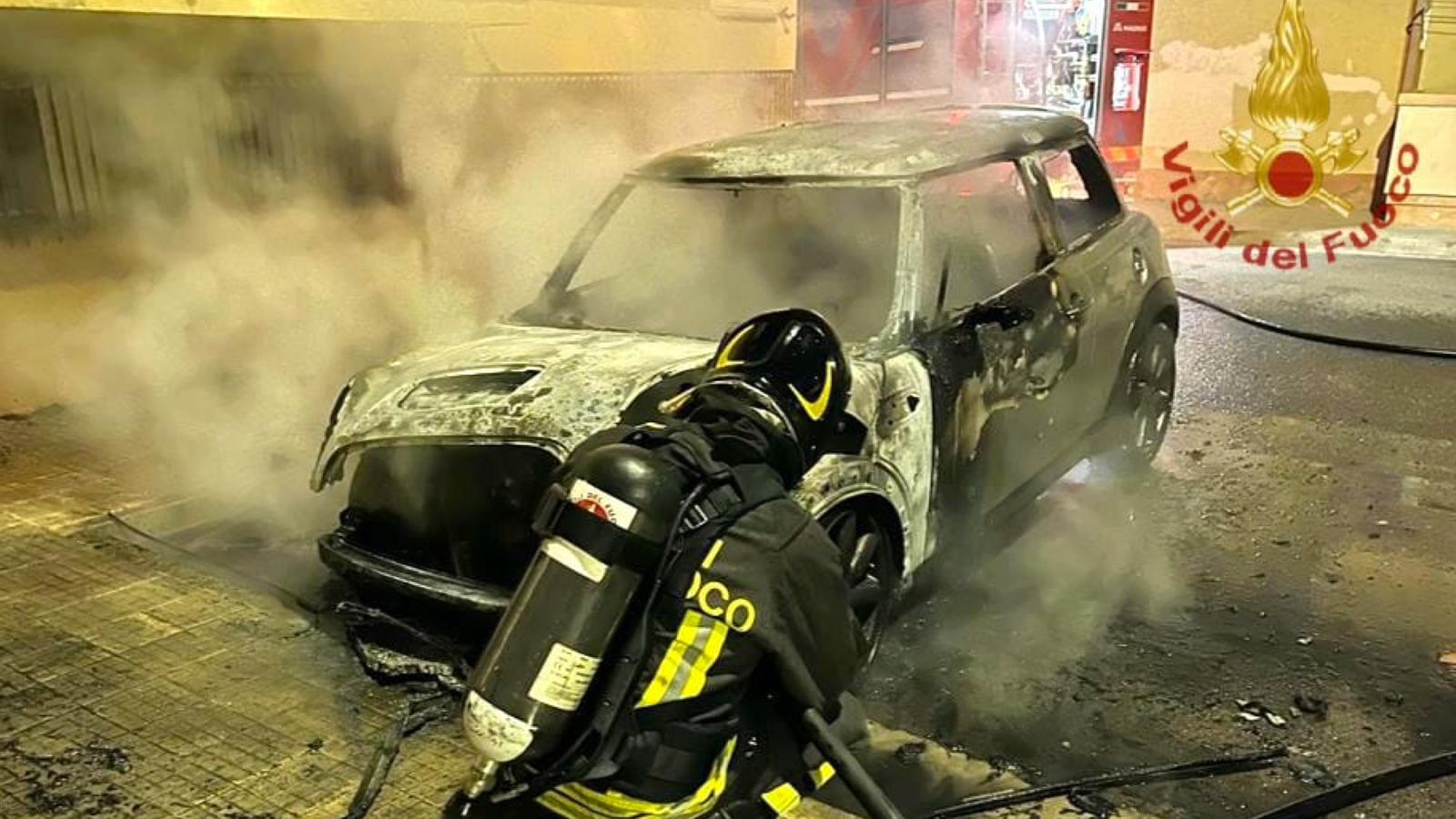 Auto in fiamme nella notte: in azione i vigili del fuoco