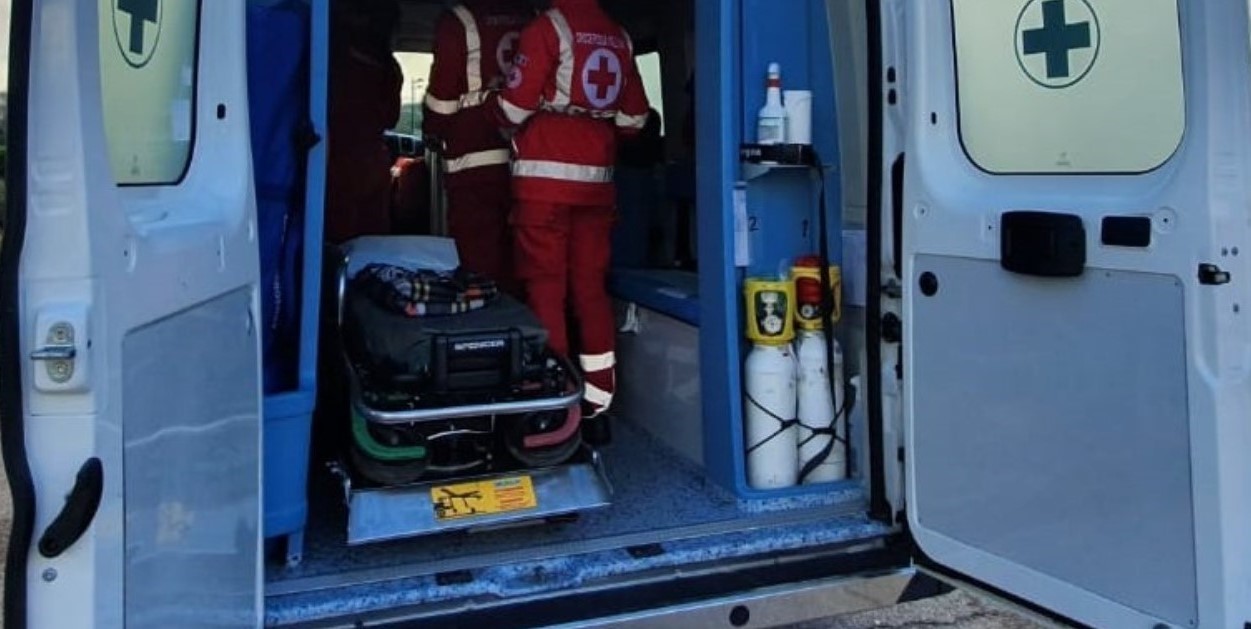 Centauro di 38 anni finisce contro camion in sosta e muore