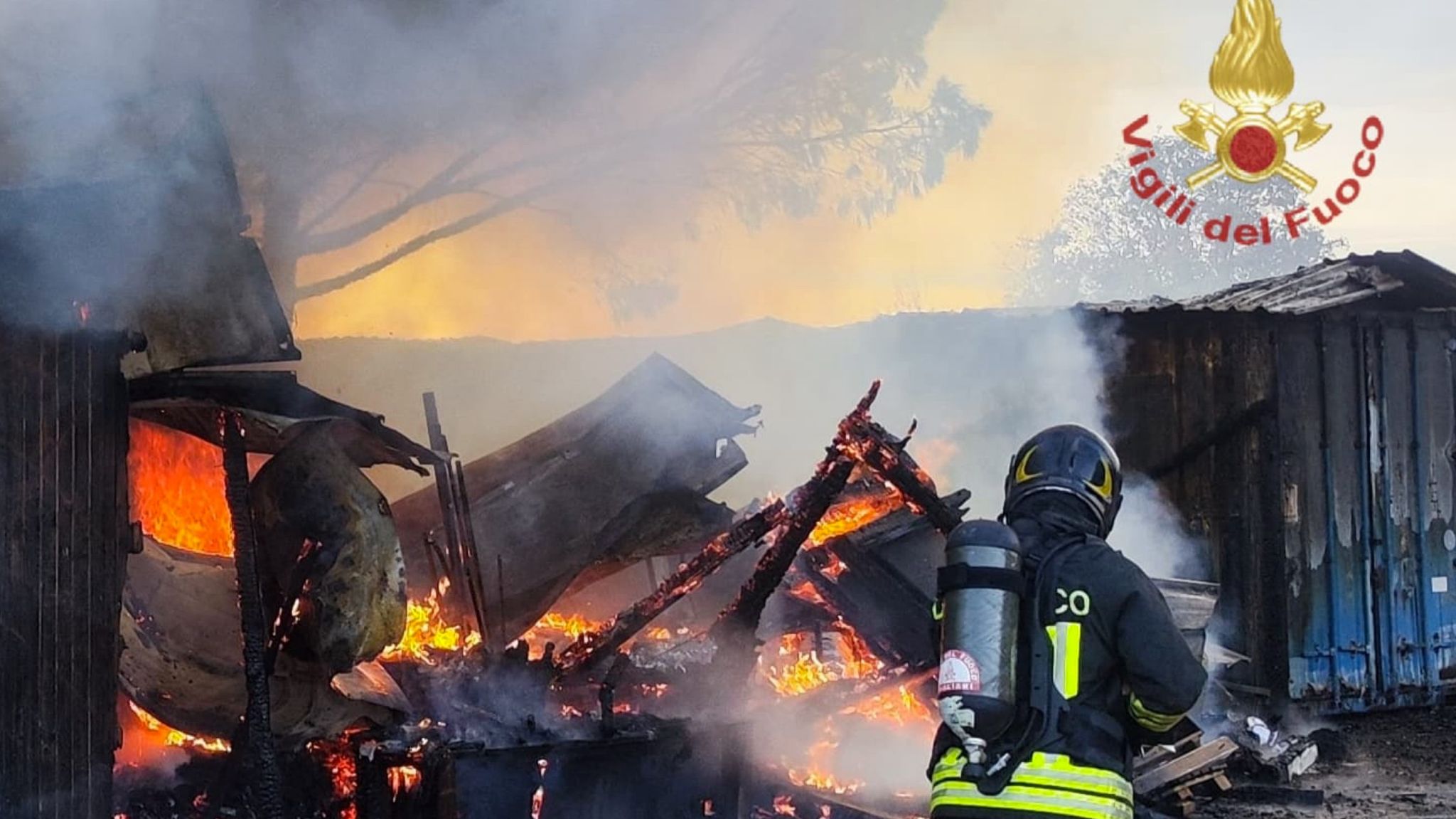 A fuoco deposito in legno: danni ingenti