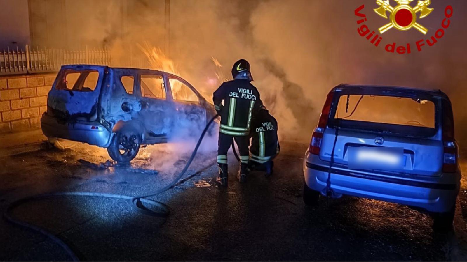 Auto a fuoco nella notte: accertamenti in corso