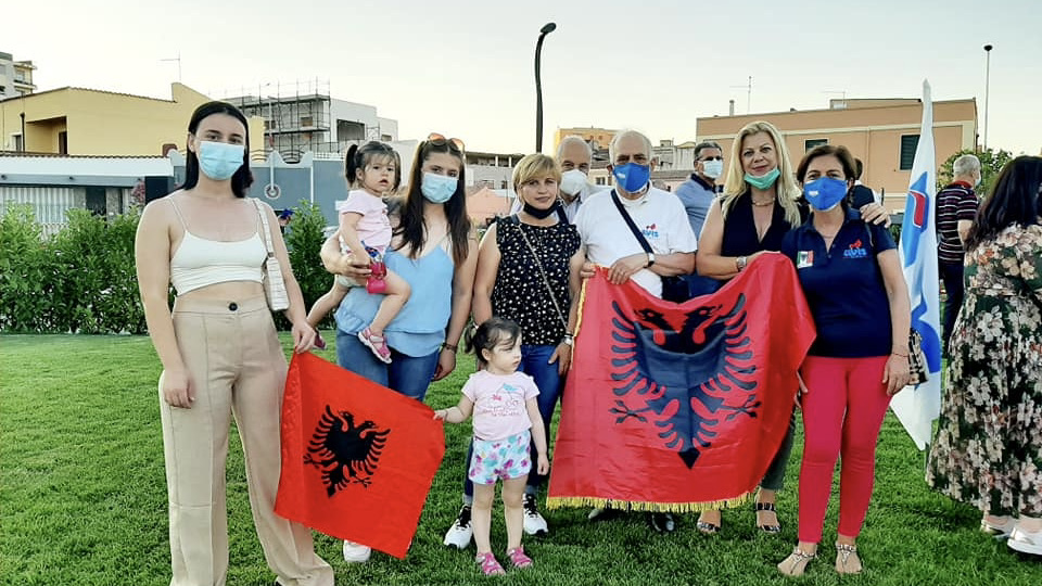Olbia, all'inaugurazione della statua per AVIS anche la comunità albanese: 