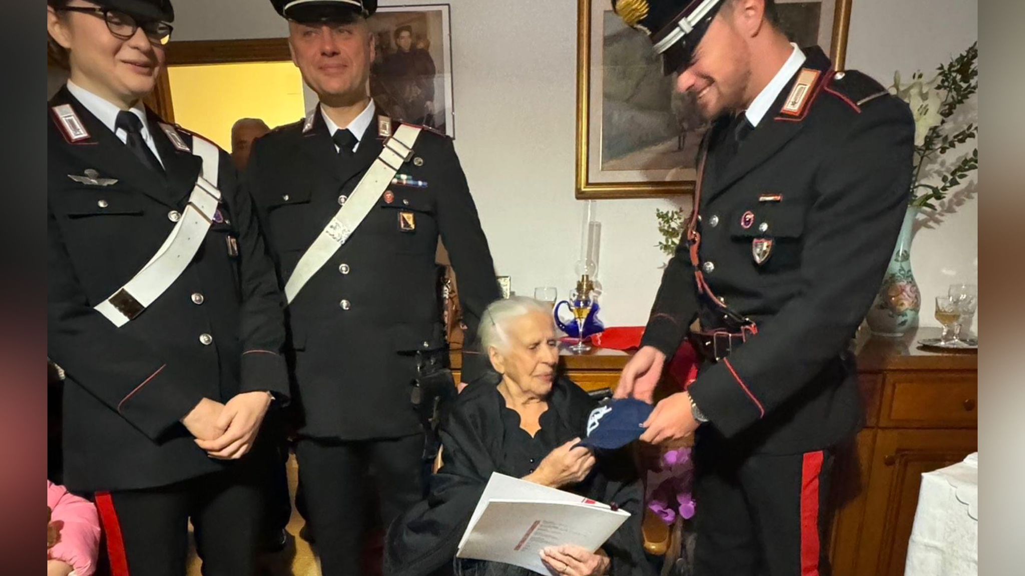 Sardegna, Anna Maria compie 100 anni: gli auguri dei carabinieri
