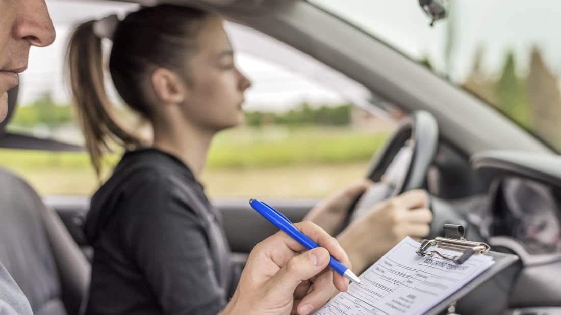Olbia, mancano esaminatori per esami di guida: la testimonianza di un'autoscuola