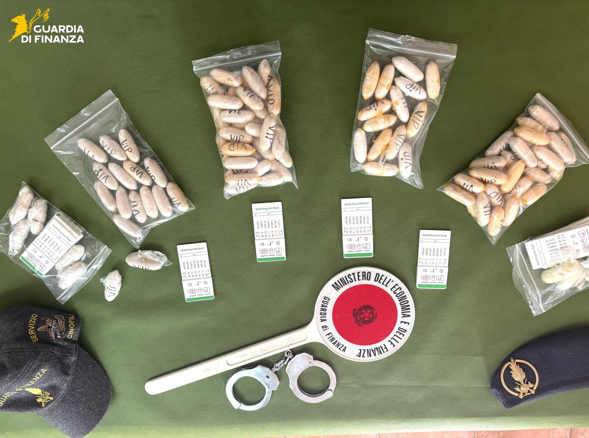 Atterra da un volo proveniente da Milano con oltre un chilo di droga nello stomaco: arrestato