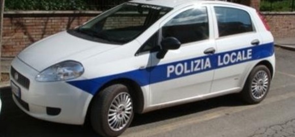 Anziano ubriaco tampona auto in sosta