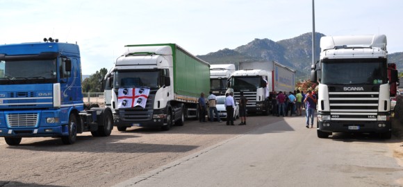 Il ritorno degli autotrasportatori, bloccato il porto industriale. Carta: “Vogliamo la tratta Olbia-Livorno”