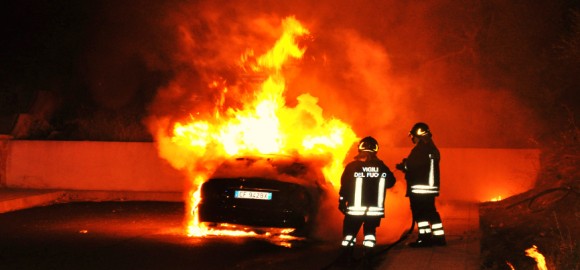 Auto in fiamme in via Ossidiana, accertamenti in corso