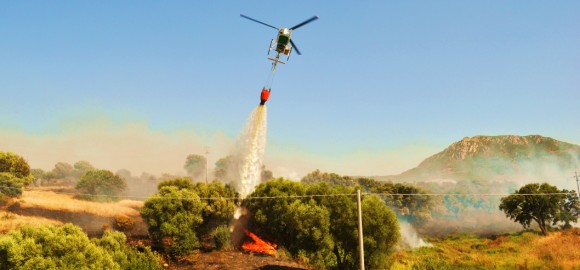 Mega incendio doloso tra Monti e Olbia, 700 ettari in fiamme. Chiuso l’aeroporto per alcune ore