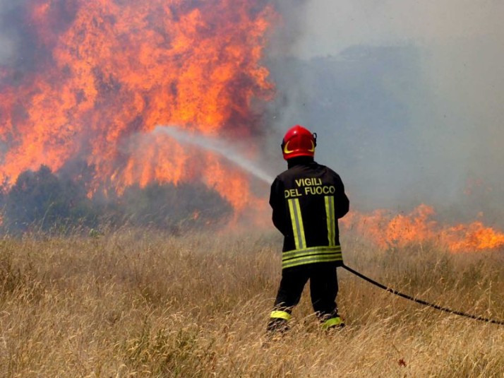 Olbia, incendio a Pittulongu. Paura tra i bagnanti