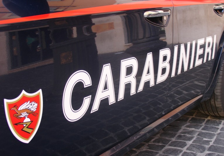Giovane picchia genitori e aggredisce Carabinieri: arrestato