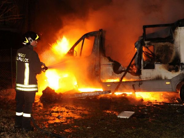 Olbia, attentato in via Parma: a fuoco 2 furgoni