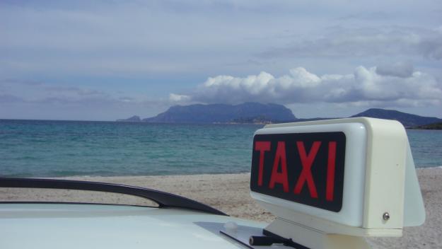 Olbia, 35 euro di taxi dall'aeroporto al centro storico: la denuncia