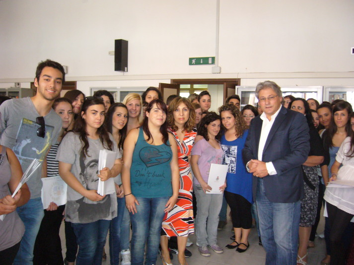 Liceo Gramsci: Assesore Baffigo consegna agli studenti attestati per la fine dello stage presso l' Ufficio turismo