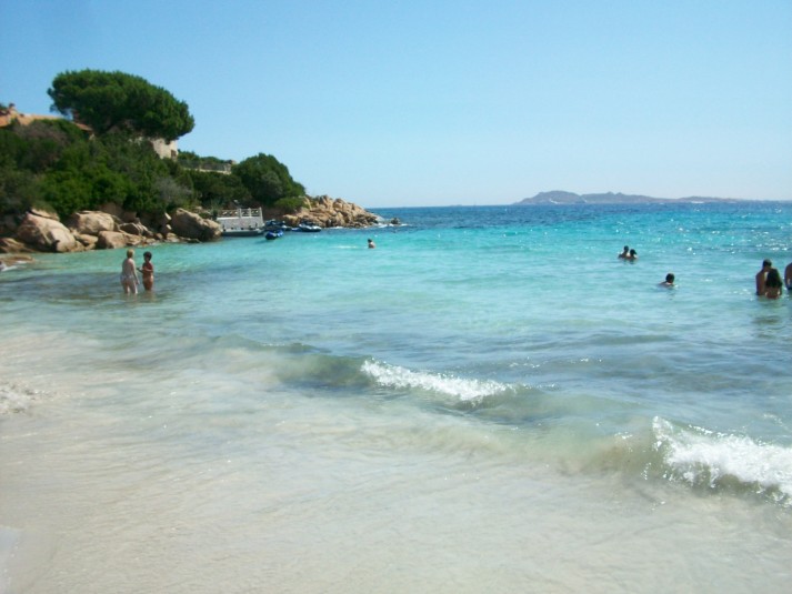 Un russo affitta la spiaggia di Capriccioli per festa di compleanno, spende un milione e mezzo di euro.