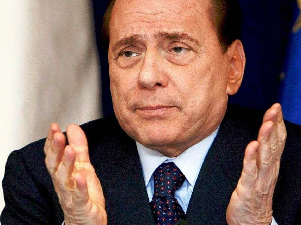 Sardegna : Berlusconi cade a Villa Certosa e si lussa spalla e polso