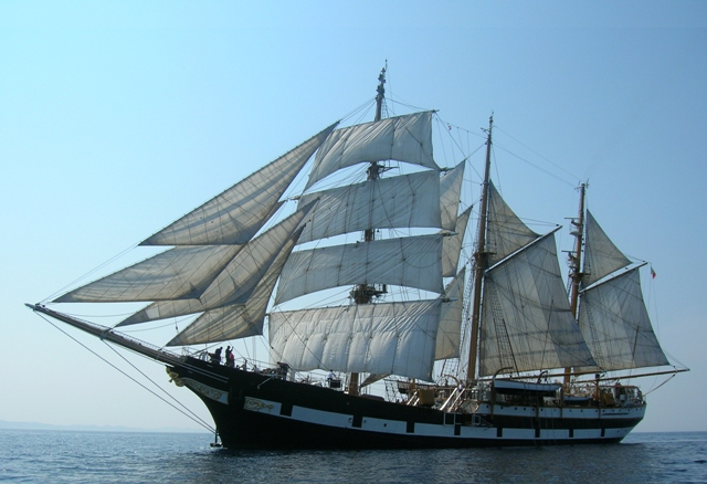 Arriva ad Olbia la nave scuola della Marina Militare 