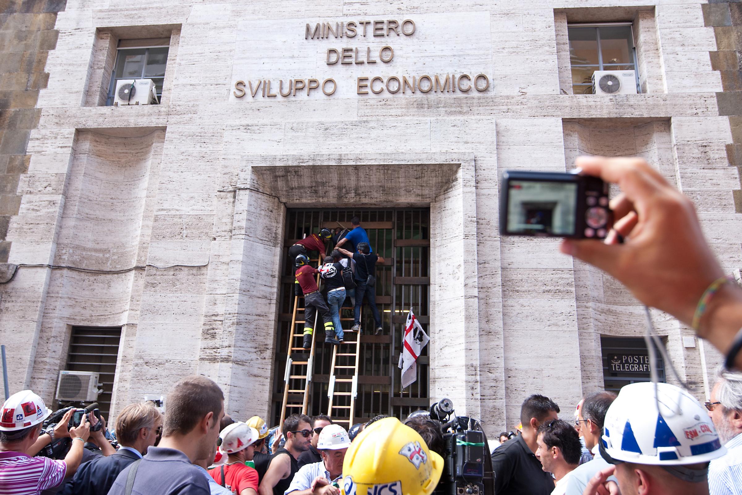 Protesta a Roma operai Alcoa