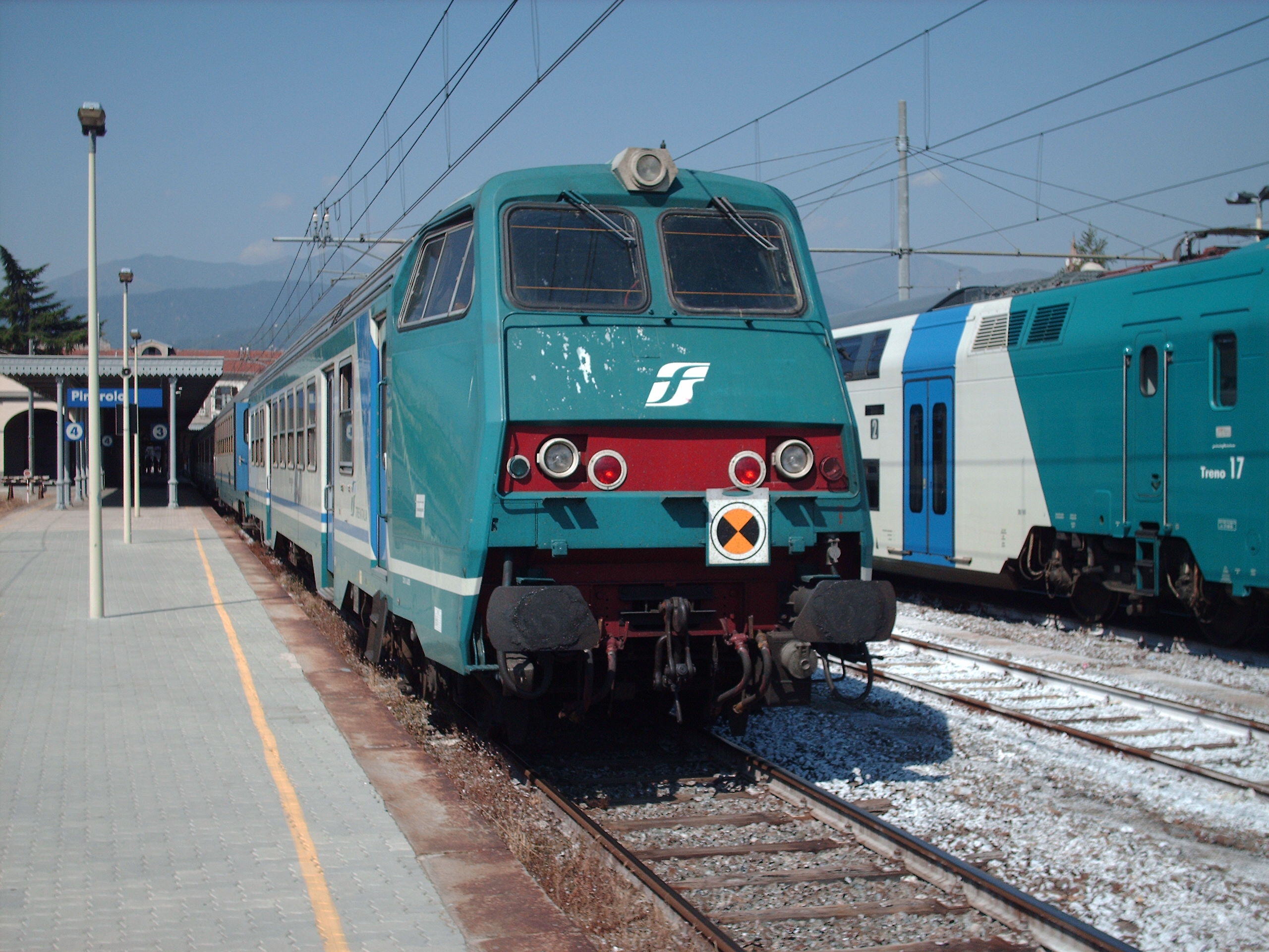 Sfonda il passaggio a livello mentre arriva il treno: multata