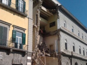 Napoli, crolla un palazzo di tre piani nei pressi degli scavi per la metropolitana