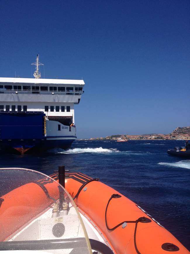 La Maddalena, traghetto incagliato