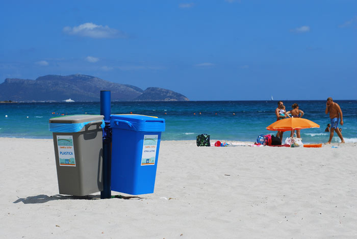 Olbia, raccolta differenziata in spiaggia: danni ai bidoncini e cieca inciviltà